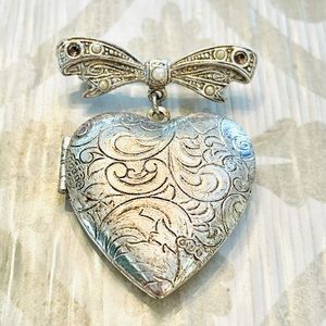 VINTAGE 🤍 Heart Locket Brooch